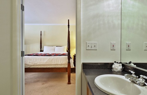 Killington Cabin | The Birch Ridge: Family Room #11 - Queen/bunkbed Suite In Killington, Vermont 1 Bedroom Home