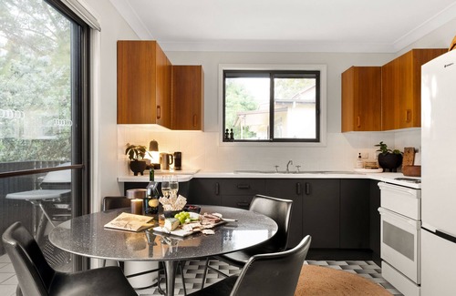 Hyams Beach House | The Black Cockatoo: Hyams Beach Designer Retreat. 2pm check out