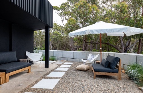 Hyams Beach House | The Black Cockatoo: Hyams Beach Designer Retreat. 2pm check out