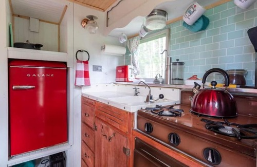 Blaeberry House | The Blaeberry Base Vintage Camper W/Outdoor Shower