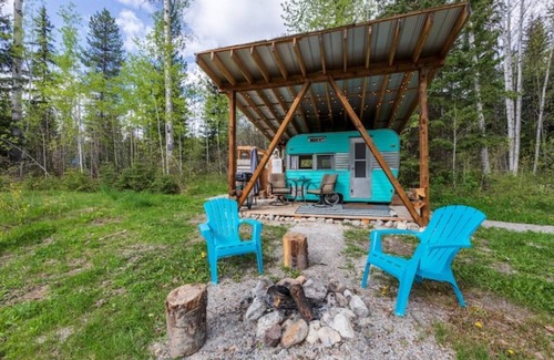 Blaeberry House | The Blaeberry Base Vintage Camper W/Outdoor Shower