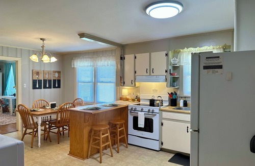 Tigerville House | The Blue Ridge Bungalow - 15 min from Greer