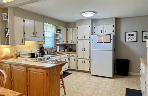 Tigerville House | The Blue Ridge Bungalow - 15 min from Greer