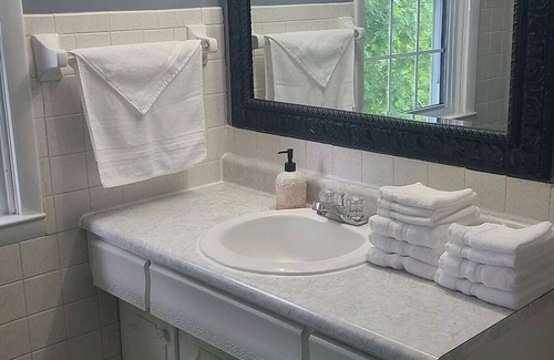 Dry Ridge Other | The Bluebell Farmhouse/The Ark 8.6 miles/Walmart 3 miles/Very private/CLEAN!