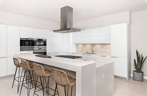 West Newport Villa | The Boardroom Residence at Peninsula Village