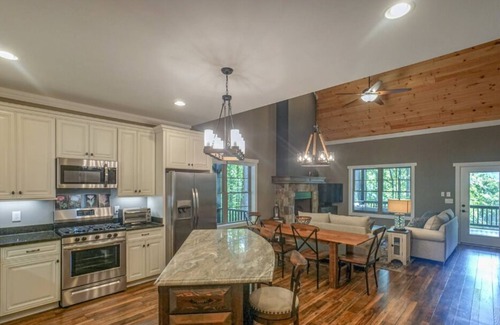 Frank House | The Boulders at Linville Falls Mountain Club - hot tub,screened porch, fire pit, Disc Golf