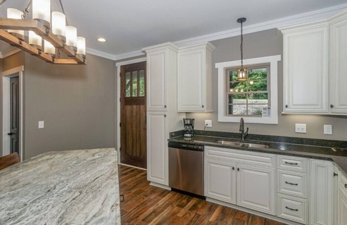 Frank House | The Boulders at Linville Falls Mountain Club - hot tub,screened porch, fire pit, Disc Golf