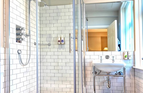 Barnes Bed & Breakfast | The Bridge in Barnes