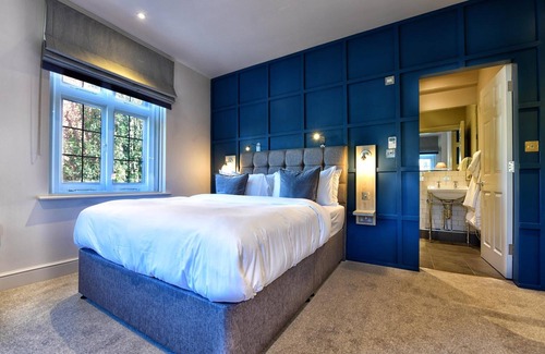 Barnes Bed & Breakfast | The Bridge in Barnes