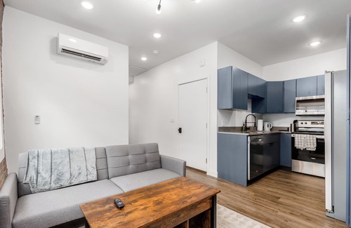 Near East Columbus Apartment | The Broad- Queen Bed - Luxury Furnish - Pet Haven