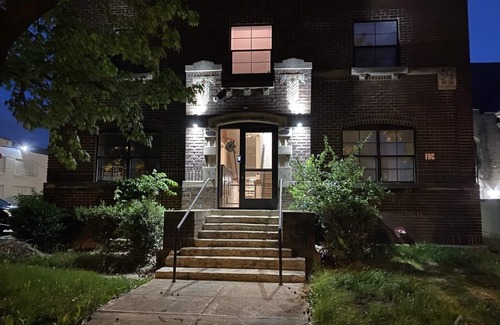 Near East Columbus Apartment | The Broad- Queen Bed - Luxury Furnish - Pet Haven