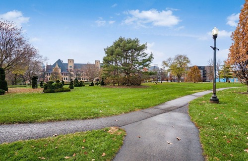 Near East Columbus Apartment | The Broad- Queen Bed - Luxury Furnish - Pet Haven