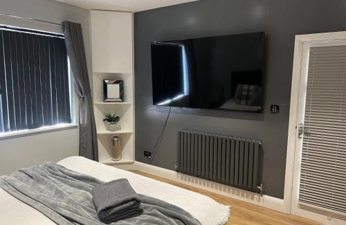 Herne Bay Villa | The Broadway Beach House with Hot tub