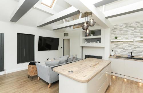 Herne Bay Villa | The Broadway Beach House with Hot tub