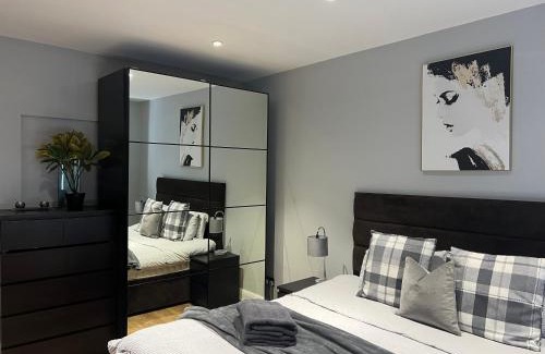 Herne Bay Villa | The Broadway Beach House with Hot tub