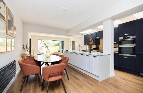 Brondesbury Park Apartment | The Brondesbury Park - Sparkling 3BDR Flat with Garden