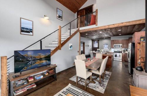 Alma House | The Bross Ranch Cabin - Open Floor Plan! 10Mi to Ski Breck! Hot Tub!