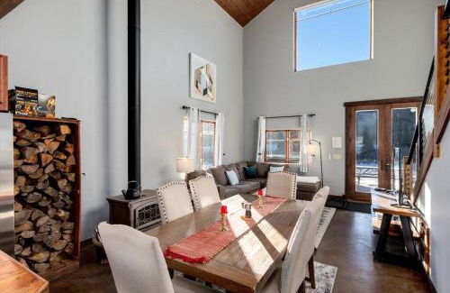 Alma House | The Bross Ranch Cabin - Open Floor Plan! 10Mi to Ski Breck! Hot Tub!
