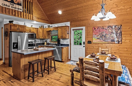 Blairsville Cabin | The Cabin Kingdom | Hot tub | Fire Pit