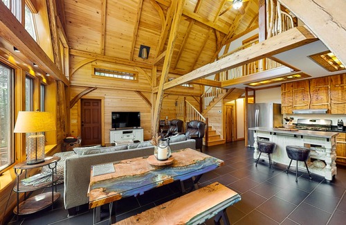 Franklin House | The Cabin on 32 wooded acres - tranquil new-build with sauna & forested views