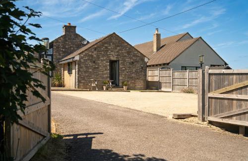 Puncknowle Apartment | The Captain's Retreat, Quiet 1 Bed Dog Friendly