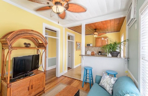 Stuart Hotel | THE CARIBBEAN SUITE AT OLD COLORADO INN