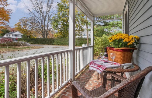 Stonington Cottage | The Carriage House at Old Mystic, Cabine #2