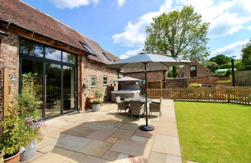 Bridgnorth Apartment | The Cart House - Beautiful Contemporary Barn - Hot Tub