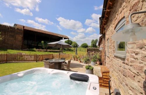 Bridgnorth Apartment | The Cart House - Beautiful Contemporary Barn - Hot Tub