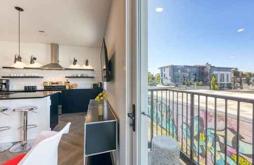 Historic Edgefield Apartment | The Carter 304 by Avantstay 1BR Balcony