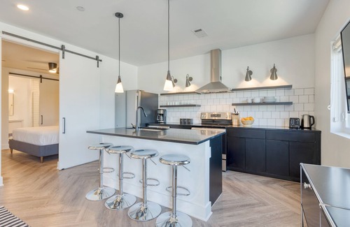 Historic Edgefield Apartment | The Carter 304 by Avantstay 1BR Balcony