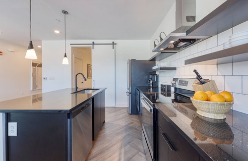 Historic Edgefield Apartment | The Carter 502 by Avantstay Mins to Downtown