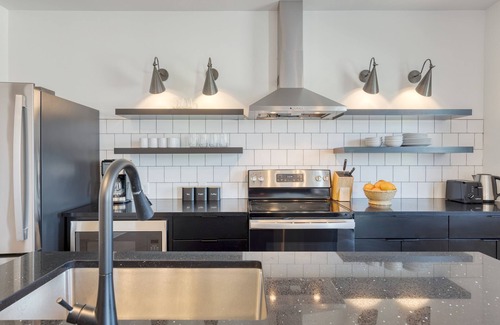 Historic Edgefield Apartment | The Carter 502 by Avantstay Mins to Downtown