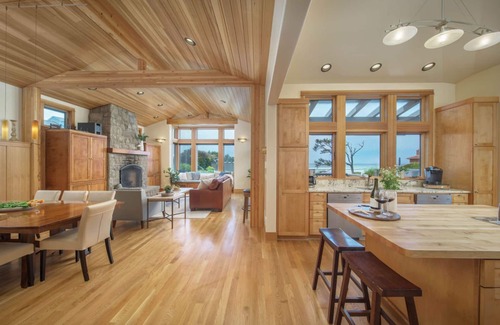 Arch Cape Cabin | The Castle Rock Estate by AvantStay | Steps From Arch Cape Beach