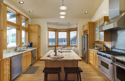 Arch Cape Cabin | The Castle Rock Estate by AvantStay | Steps From Arch Cape Beach