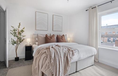 Enderby Apartment | The Cedar - Free Parking, Netflix, Near M1, M69