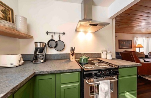 West Village Cabin | The Cedar House ~ Prime Spot + Kayaks & Cool AC