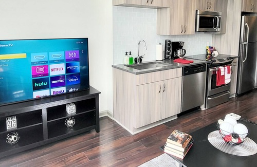 Potomac West Apartment | The Charming Retreat ~ Free Garage Parking/Min To New Metro/ DCA/DC/OldTown