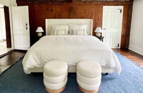 Woodbury House | The Chic Antique Retreat House