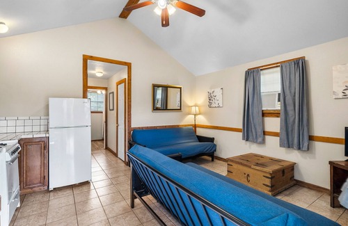 Canyon Lake Hotel | The Claire Hotel