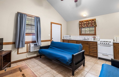 Canyon Lake Hotel | The Claire Hotel