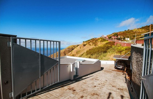 Faja da Ovelha House | The Cliffhouse by LovelyStay