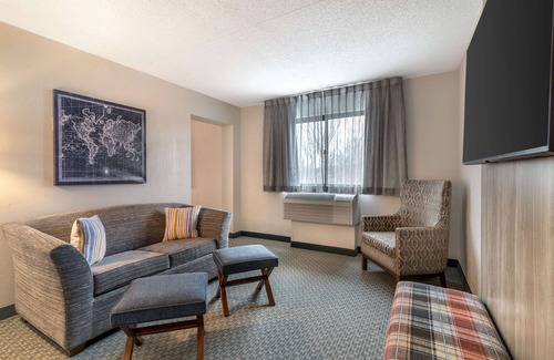 Cohoes Hotel | The Clocktower Hotel at Century House, an Ascend Collection Hotel