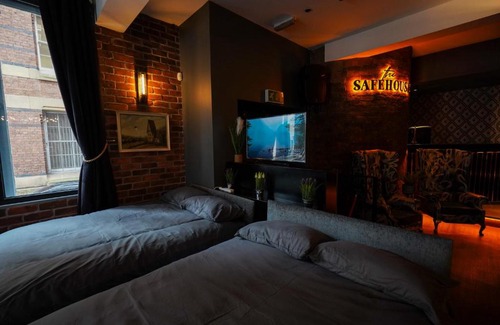 Liverpool City Centre Apartment | The Club House, Liverpool's Party Pad sleeps 10!