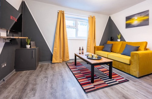 Cathays Apartment | The Coach House A by Tŷ SA