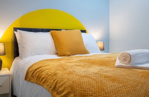 Cathays Apartment | The Coach House A by Tŷ SA