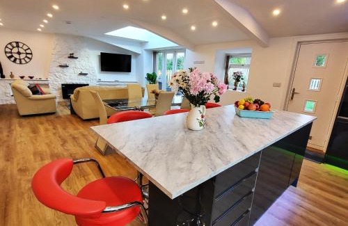 Tyn-y-Gongl House | The Cottage at Cromlech Manor Farm