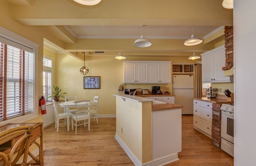 Nob Hill Cottage | The Cottage-Near Downtown Historic Courthouse Square