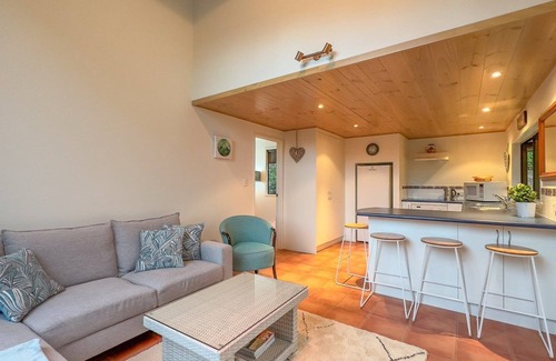 Hikuai Cottage | The Cottage on the Hill Pauanui