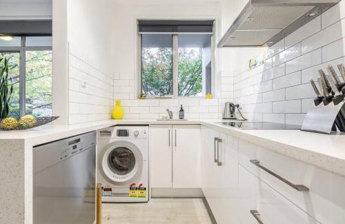 South Yarra Apartment | 'The Courtyard Chateau' Fresh and Modern off Toorak Rd